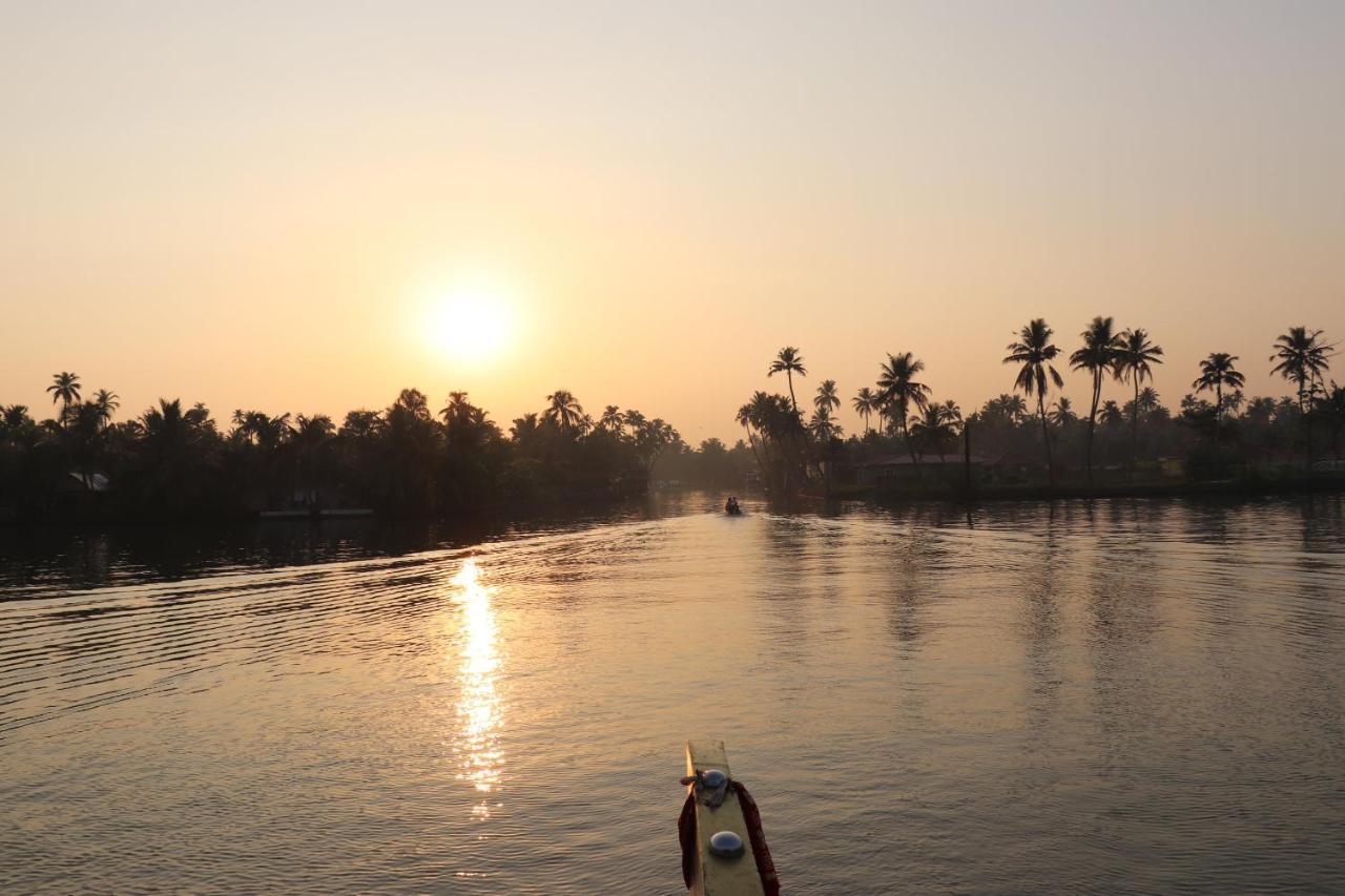 Sreekrishna Houseboat C/O Sreekrishna Ayurveda Panchakarma Centre Otel Alappuzha Dış mekan fotoğraf